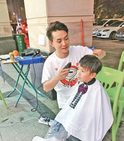 快遞小哥義務理髮人氣旺（點贊新時代）