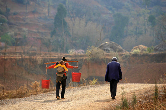 雲南一局長兒子上大學 全縣585名官商送禮