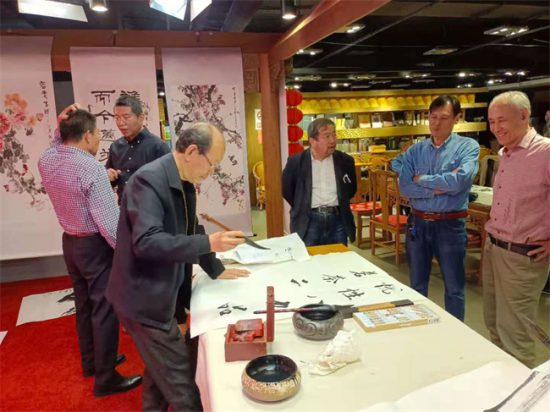 繽紛「五一」節 翰墨「滿堂香」