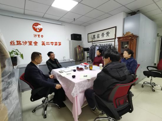 絲路沙里金美麗中國夢——愛國愛疆愛家鄉公益援疆考察團走訪新疆沙里金服飾有限公司