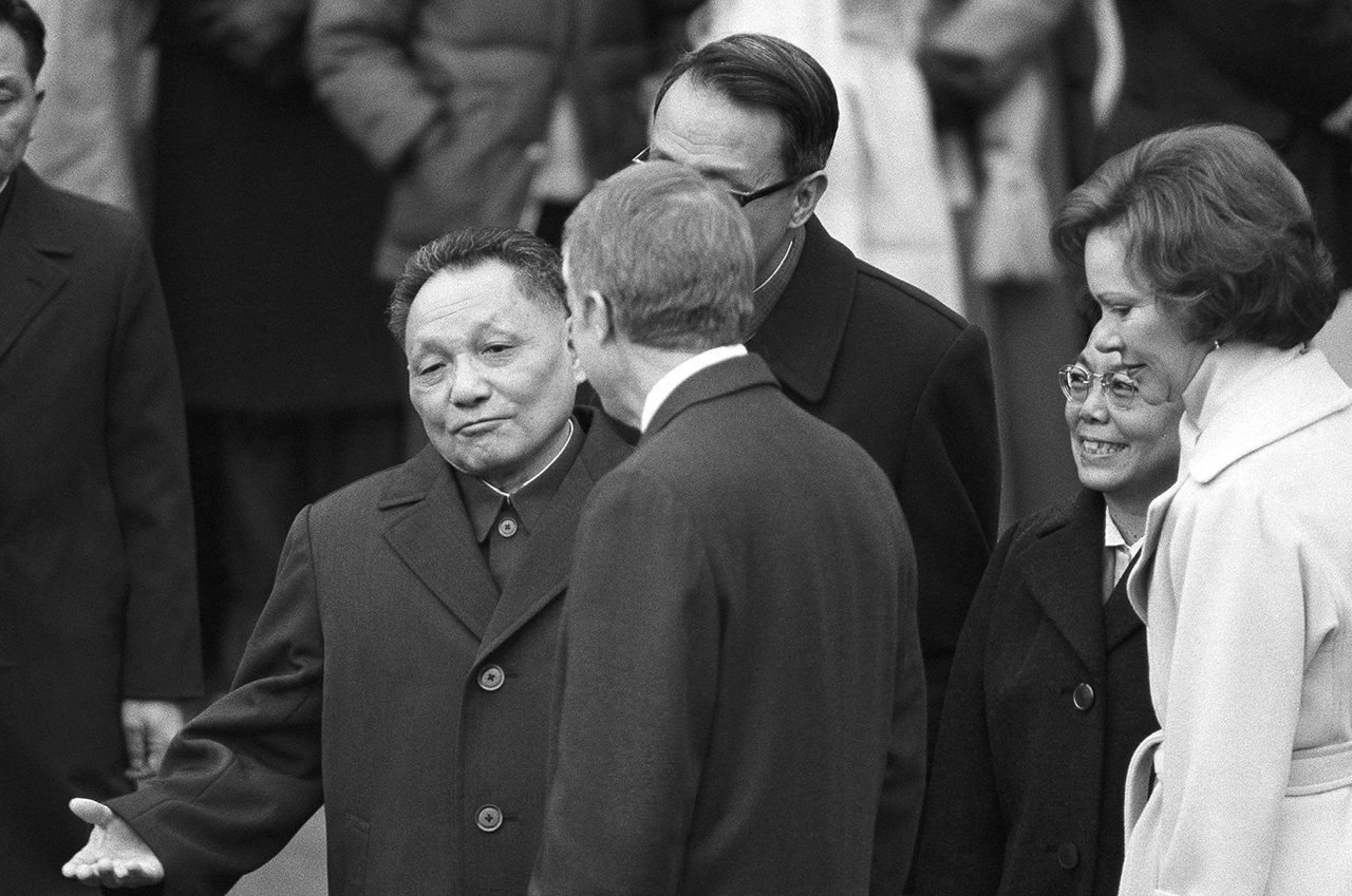jj3.jpg 1979年1月29日,时任中国国家副主席的邓小平抵达美国首府华盛顿,美国总统卡特在场迎接。(美联社资料图片)