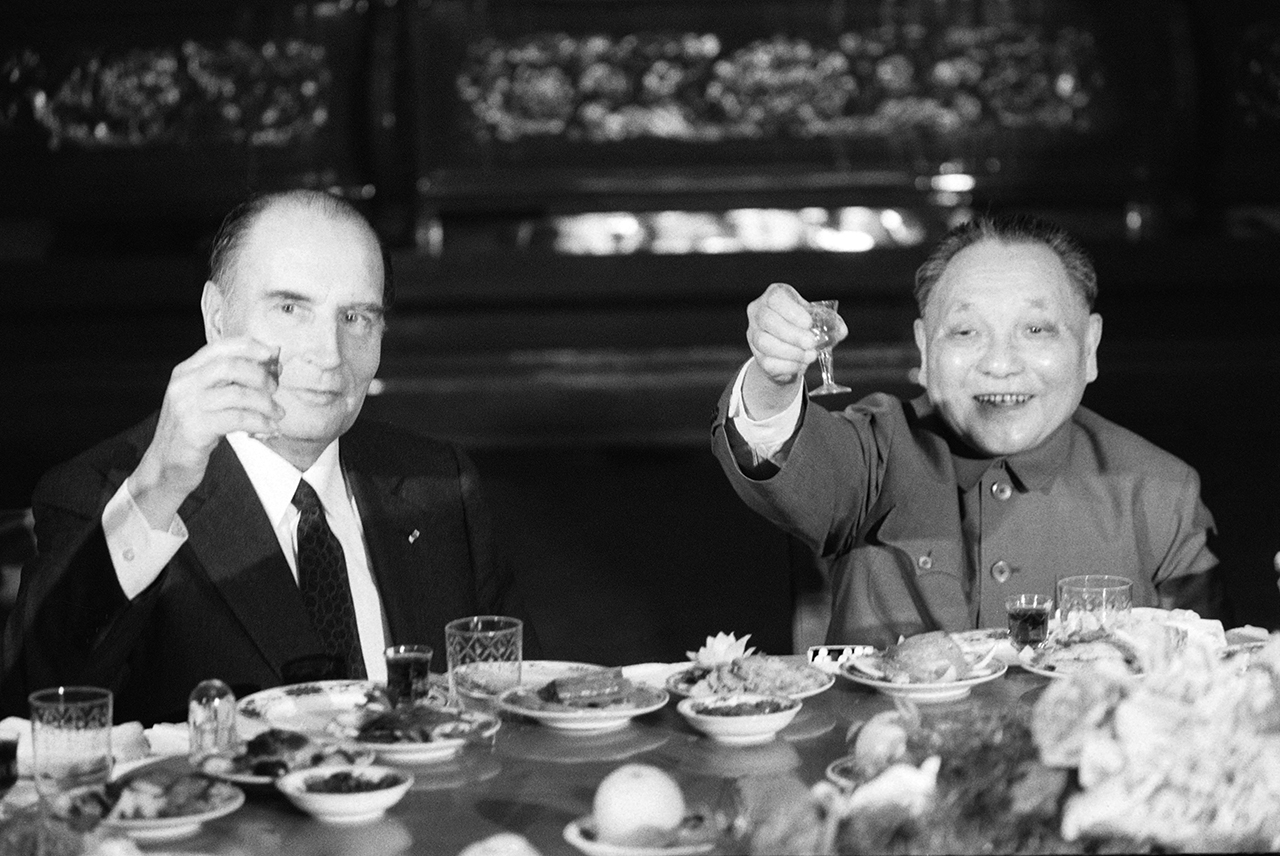 jj2.jpg 1983年5月5日,法国总统密特朗与当时的中共领导人邓小平在北京的国宴中举杯致意。(法新社资料图片)