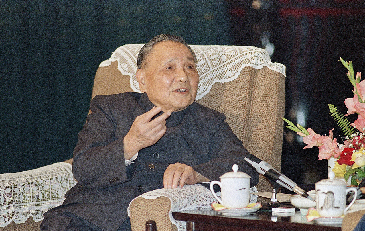 jj4.jpg 1989年4月8日,邓小平在北京会见外宾时讨论中国的人口问题。 (美联社资料图片)
