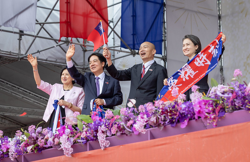 11cdd19a-806b-4dd3-b0f5-85c1f43c3db1.jpg 赖清德伉俪与台湾的副总统萧美琴(右一)、及立法院长韩国瑜(右二)向民众挥手致意。(台湾的总统府提供)