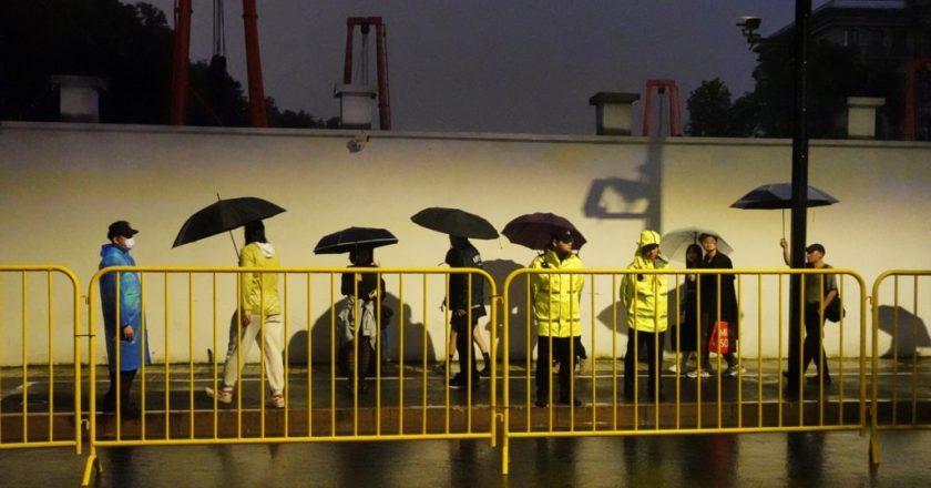 万圣节前夕上海气氛紧张:当局禁“角色扮演”加强维稳,闹市仍见“奇装异服”