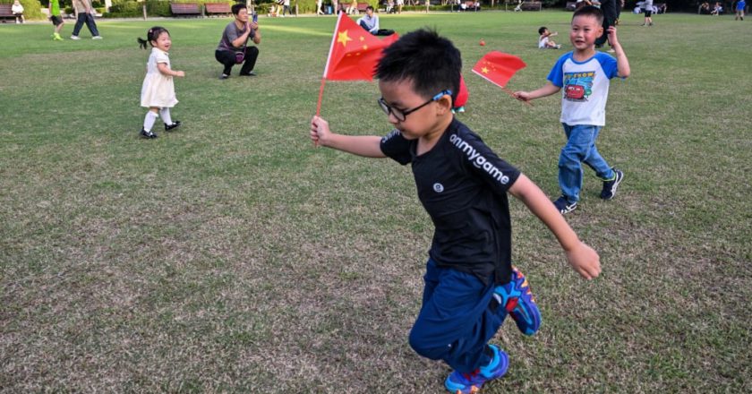担忧人口持续下跌，中国出台政策强化生育支持