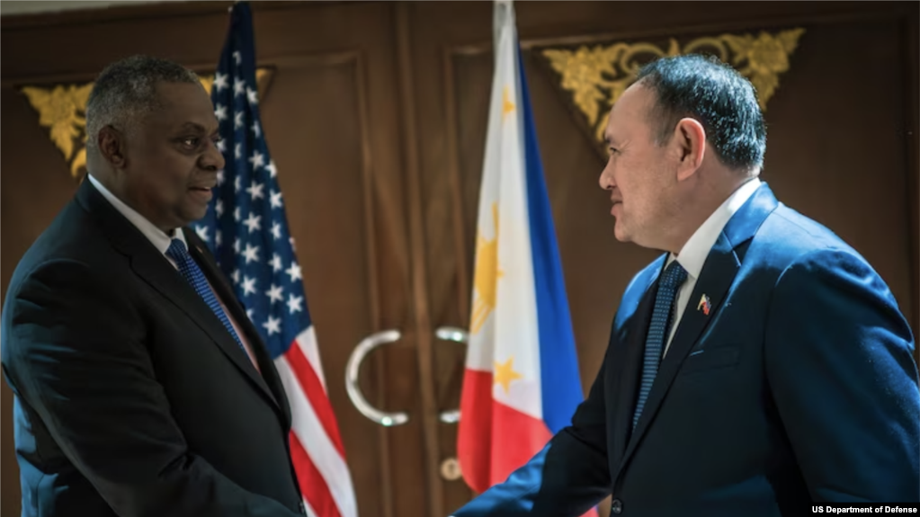 美国国防部长劳埃德·奥斯汀(Lloyd J. Austin)和菲律宾国防部长吉尔伯托·特奥多罗(Gilberto Teodoro Jr)2023年11月15日举行会谈。(美国国防部照片 )