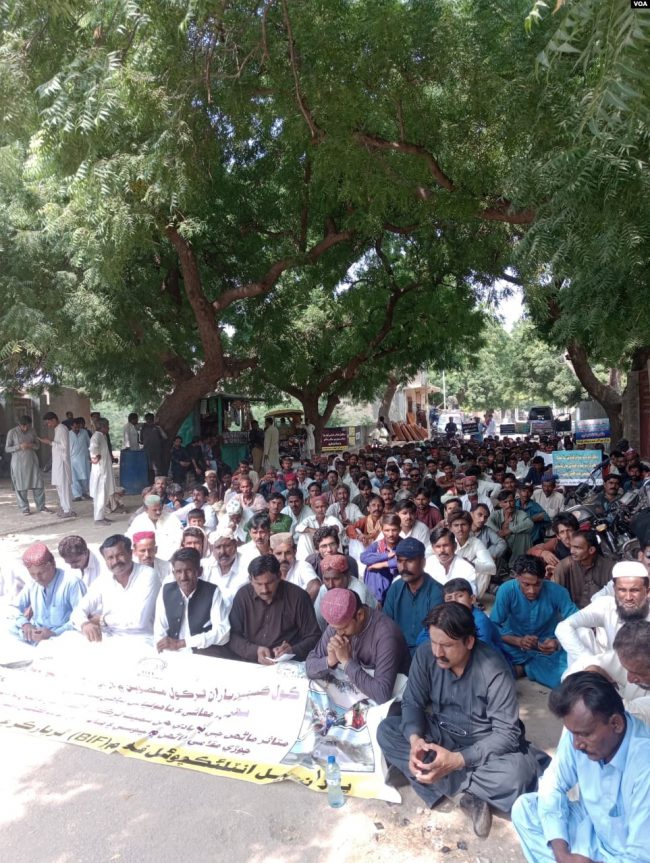 2024年10月20日,在巴基斯坦塔帕卡的伊斯拉姆科特,抗议者在助理专员位于伊斯拉姆科特的办公室附近举行静坐示威,要求重新审视中巴经济走廊 (CPEC)。 2024年10月20日,在巴基斯坦塔帕卡的伊斯拉姆科特,抗议者在助理专员位于伊斯拉姆科特的办公室附近举行静坐示威,要求重新审视中巴经济走廊 (CPEC)。