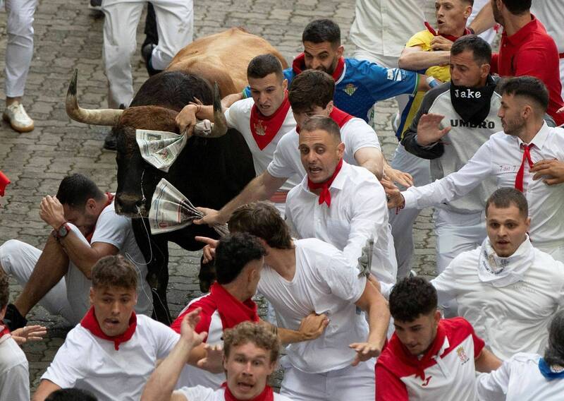 奔牛节为圣费尔明节一项特定活动,今(7)日在西班牙城市潘普洛纳的圣费尔明节开幕式上,数千人者奔跑躲避一群狂奔的牛。(法新社) 奔牛节为圣费尔明节一项特定活动,今(7)日在西班牙城市潘普洛纳的圣费尔明节开幕式上,数千人者奔跑躲避一群狂奔的牛。(法新社)