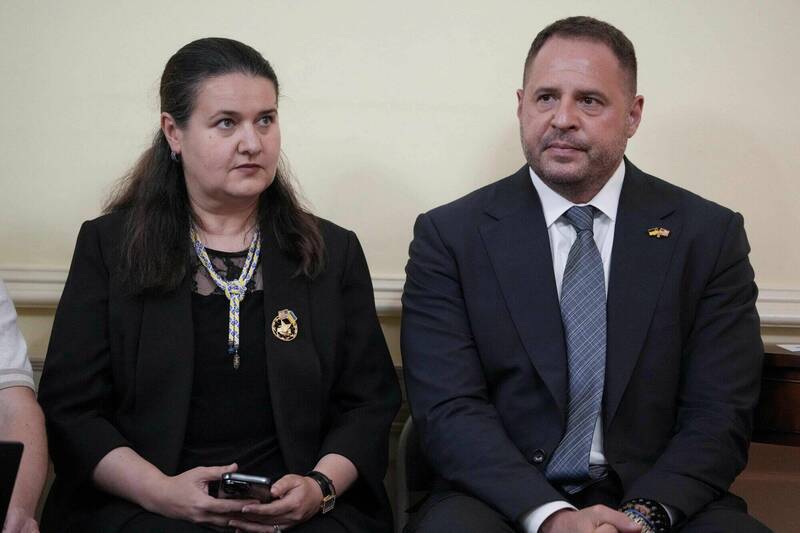 乌克兰驻美大使马卡罗娃(左)与总统办公室主任叶尔马克(右)。据报导,在美援中断的关键时刻,基辅考虑撤换驻美大使,以更具政治份量的「超级大使」取代。(法新社档案照) 乌克兰驻美大使马卡罗娃(左)与总统办公室主任叶尔马克(右)。据报导,在美援中断的关键时刻,基辅考虑撤换驻美大使,以更具政治份量的「超级大使」取代。(法新社档案照)