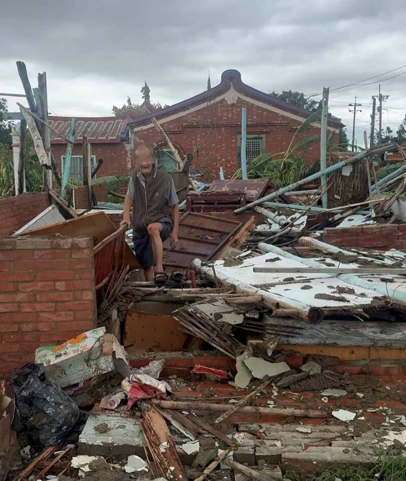 台南新营区角带里1栋砖造平房昨传在丹娜丝强风中倒塌，1位80岁独居老翁被掉落的砖块砸到头部，双脚膝盖也有擦挫伤，所幸自行爬出脱困，没有生命危险。（民众提供）