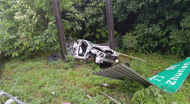 天雨路滑  竹县国道男子开车自撞护栏  冲出边坡轻伤
