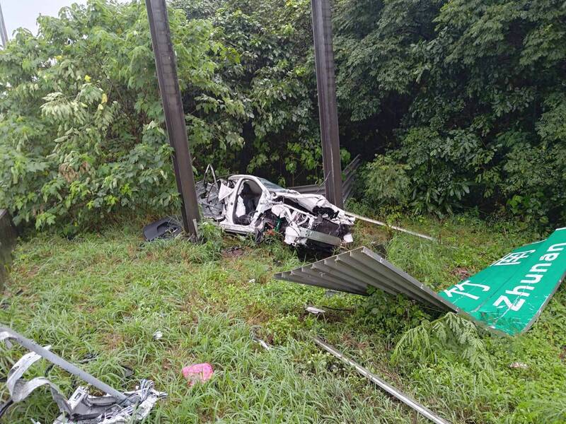 詹姓男子今早驾驶小客车经过国道1号北上99.6公里处、竹县宝山路段，疑因天雨路滑加上操作不当，先是自撞外侧护栏、再冲撞国道标志后冲出边坡，所幸只受轻伤。（国道二队提供）