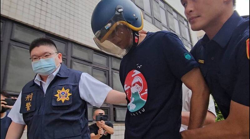 新北市土城发生人伦悲剧，今中午11时许，46岁谢姓男子尾随妻子、小姨子，开车撞倒骑机车双载的姊妹俩，接著手持水果刀下车，对倒地的两人一阵乱砍，做案后开车南下逃跑，最终被警方在彰化逮捕。（记者徐圣伦翻摄）