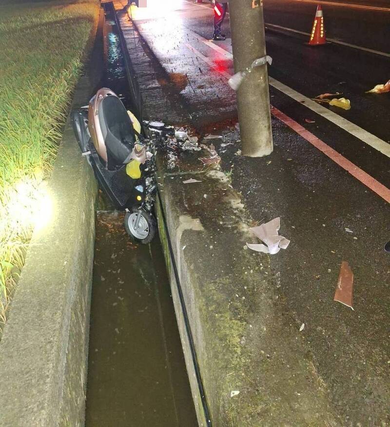 母载子撞电杆酿1死1伤,重伤子仍不治。图为当时机车倒插入水沟画面。(民众提供) 母载子撞电杆酿1死1伤,重伤子仍不治。图为当时机车倒插入水沟画面。(民众提供)