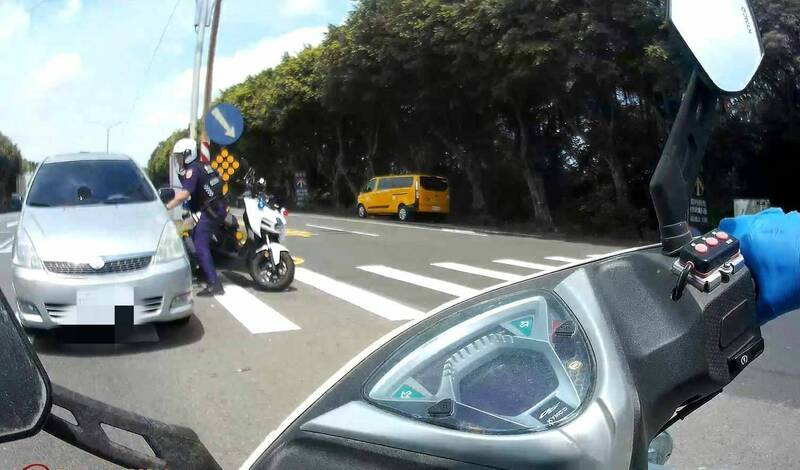 桃园市大园警分局获报拦截围捕偷车贼，过程中窃嫌一度企图冲撞警用机车。（记者余瑞仁翻摄）