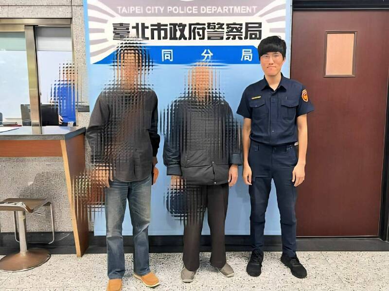 警方帮助胡姓人瑞(中)与家人团聚。(记者王冠仁翻摄) 警方帮助胡姓人瑞(中)与家人团聚。(记者王冠仁翻摄)