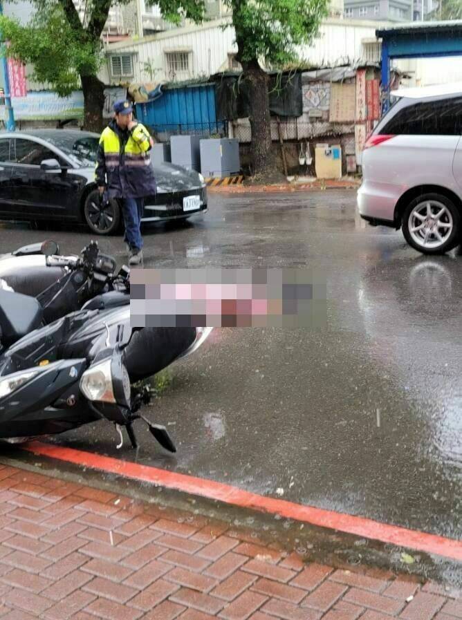 新北市土城发生人伦悲剧,谢姓男子大白天当街将妻子、小姨砍死。(记者徐圣伦翻摄) 新北市土城发生人伦悲剧,谢姓男子大白天当街将妻子、小姨砍死。(记者徐圣伦翻摄)