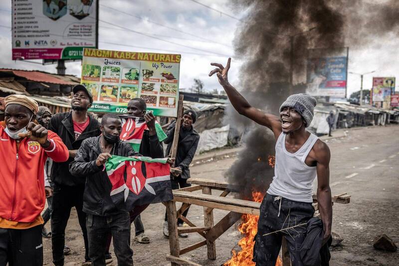 肯亚警方7日与示威者爆发冲突,造成10人死亡。图为示威者。(法新社) 肯亚警方7日与示威者爆发冲突,造成10人死亡。图为示威者。(法新社)
