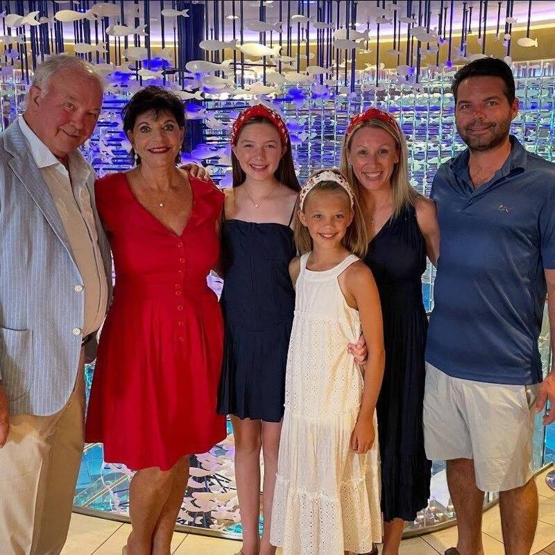 住在德州克尔郡亨特社区的哈伯一家在4日遭遇洪灾侵袭，祖父母（左一、左二）、布莱儿（左三）与布鲁克（右三）姊妹不幸丧生，家属在寻获姊妹遗体时，发现两人紧紧相拥，令人鼻酸。（图撷取自募资网站「GoFundMe」）