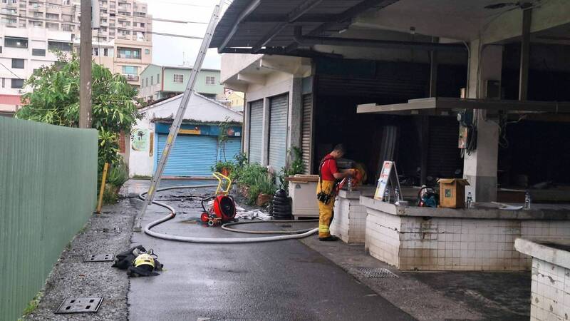 高雄市鸟松区民宅发生火警，一家八口及时逃生。（民众提供）