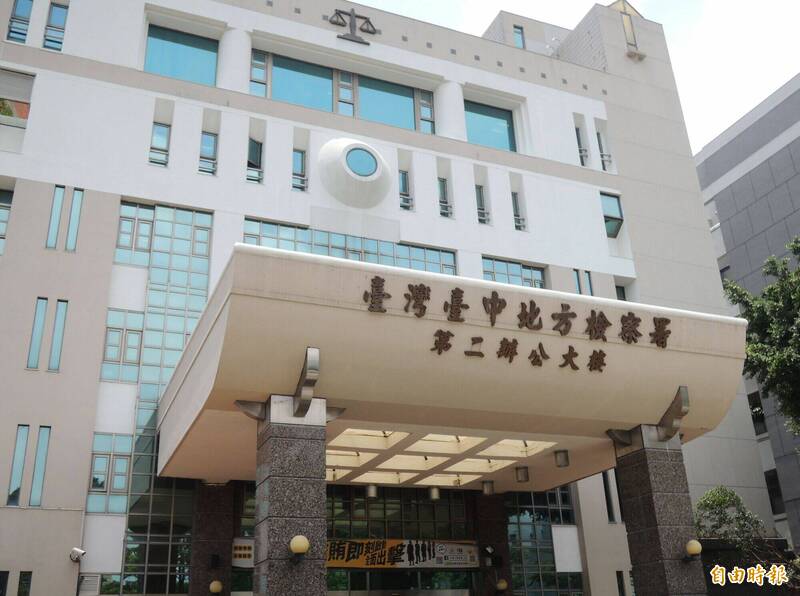 台中「丰原五口命案」，台中地检署检察官和法医，今天将到殡仪馆对5人验血查明有无遭毒害。（记者陈建志摄）