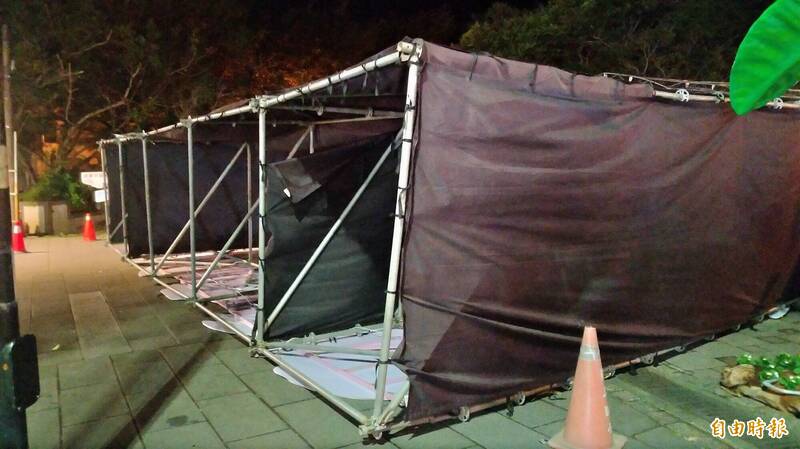 宜兰县员山乡公所2020年2月举办员山灯节,现场布置的迎宾牌楼1月26日晚间约7点被强风吹倒,造成林姓阿嬷、郑姓妇人母女被压伤,林姓阿嬷事后伤重不治。(资料照,记者江志雄摄) 宜兰县员山乡公所2020年2月举办员山灯节,现场布置的迎宾牌楼1月26日晚间约7点被强风吹倒,造成林姓阿嬷、郑姓妇人母女被压伤,林姓阿嬷事后伤重不治。(资料照,记者江志雄摄)