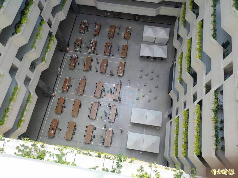 柯姓老翁到高市府申请合法房屋证明,竟在资料袋里挟藏礼券企图贿赂公务员。示意图。(资料照) 柯姓老翁到高市府申请合法房屋证明,竟在资料袋里挟藏礼券企图贿赂公务员。示意图。(资料照)