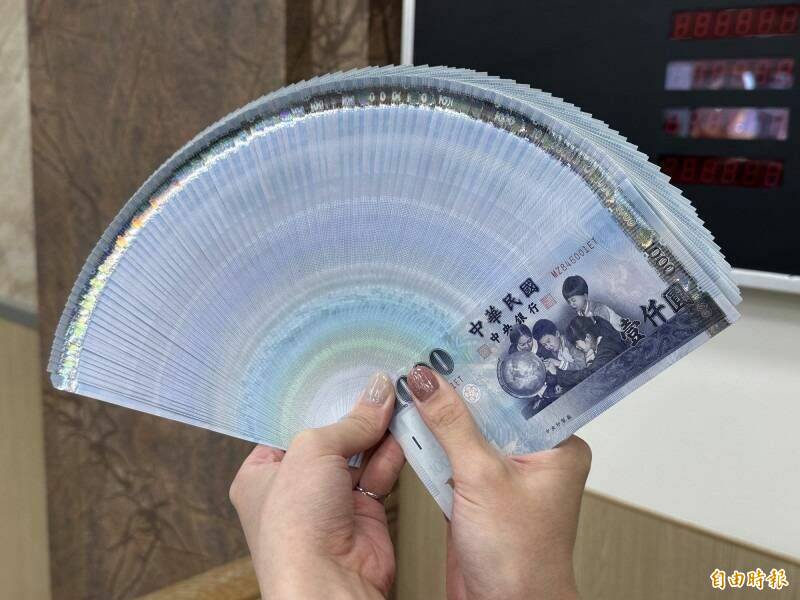 王姓男子误信投资诈骗被骗走1千万元,法官判担任车手的黄姓少年和他父亲须连带赔偿这笔巨款。示意图。(资料照) 王姓男子误信投资诈骗被骗走1千万元,法官判担任车手的黄姓少年和他父亲须连带赔偿这笔巨款。示意图。(资料照)
