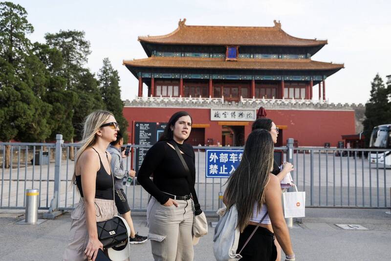 中国对75国开放免签入境30天,被认为是透过发展旅游业来提升经济。图为北京故宫前的外国游客。(欧新社) 中国对75国开放免签入境30天,被认为是透过发展旅游业来提升经济。图为北京故宫前的外国游客。(欧新社)