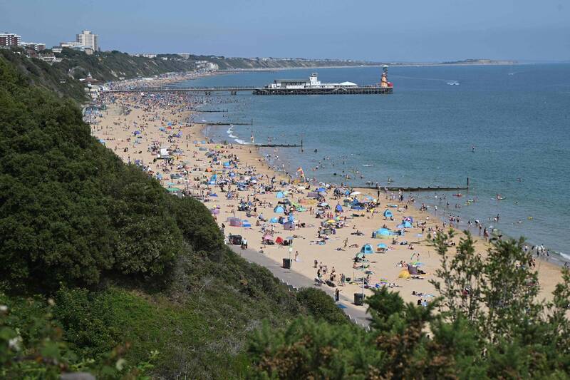 英国警方表示，1名少女在知名观光景点伯恩茅斯海滩（Bournemouth Beach）附近的公共厕所内遭性侵，一名31岁男子已被逮捕，当地警方正进一步调查中。示意图，图与新闻事件无关。（法新社资料照）