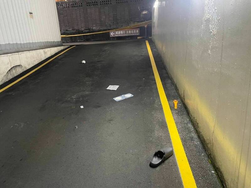 现场遗留拖鞋及散落物品,情况骇人。(民众提供) 现场遗留拖鞋及散落物品,情况骇人。(民众提供)