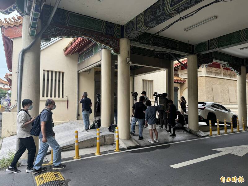 检警今相验土城凶杀案中遇害的张家姊妹2人遗体，厘清死因、致命伤；小姨子干爹干妈到场，表示谢嫌应收押，而不是让他交保。（记者吴仁捷摄）