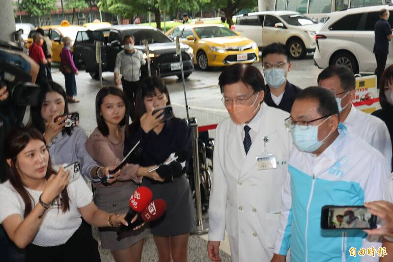 新北市长侯友宜（右）上午再度前往台北慈济医院探视溺水的警义消。（记者翁聿煌摄）