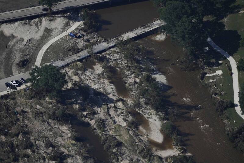 德州当地地形容易出现洪水，被称为「山洪走廊」，过去60年德州有1069人死于洪水。（美联社）
