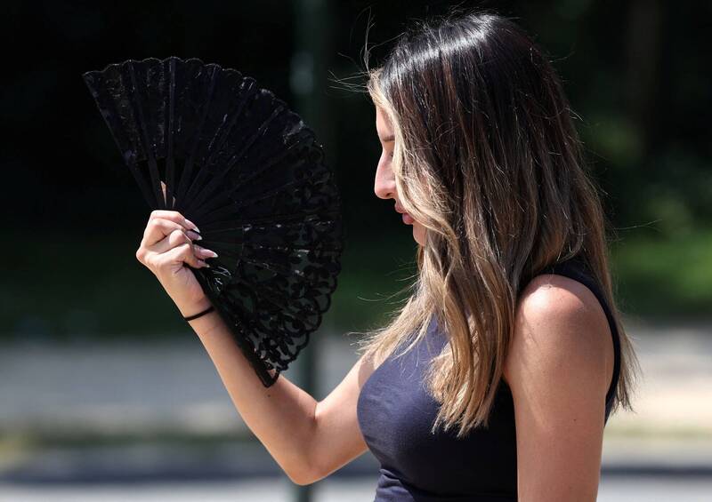 布鲁塞尔一名女子7月2日以折扇降温,反映欧洲多国正面临热浪侵袭与异常高温。(路透) 布鲁塞尔一名女子7月2日以折扇降温,反映欧洲多国正面临热浪侵袭与异常高温。(路透)
