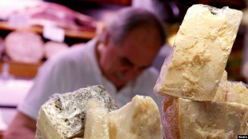 义大利罗马一家熟食店柜台上陈列的帕马森起司(右)与佩克里诺罗马诺起司。最新研究指出,乳制品可能与恶梦频率相关,特别是对乳糖不耐症者而言。(路透资料照) 义大利罗马一家熟食店柜台上陈列的帕马森起司(右)与佩克里诺罗马诺起司。最新研究指出,乳制品可能与恶梦频率相关,特别是对乳糖不耐症者而言。(路透资料照)