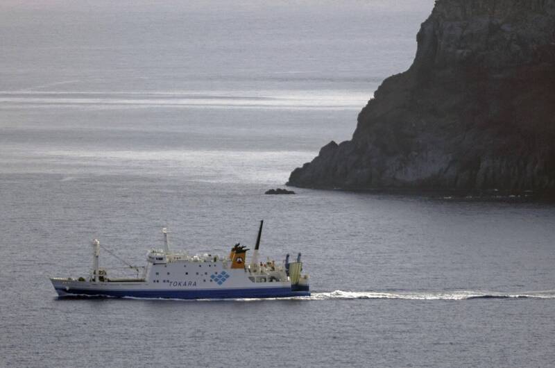 日本鹿儿岛海域累计1720起有感地震，十岛村第3波撤离民众已搭船出发。图为先前载送恶石岛居民的渡轮。（美联社）