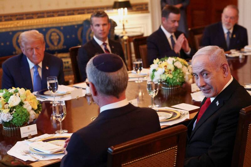 以色列总理纳坦雅胡（右）7日与美国总统川普（左）在白宫共进晚餐，8日又会面。（路透）