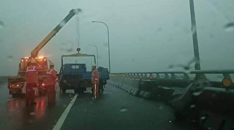 雨天视线不良，1部小货车行驶国道3号北向227.1公里处自撞护栏。（国道警方提供）