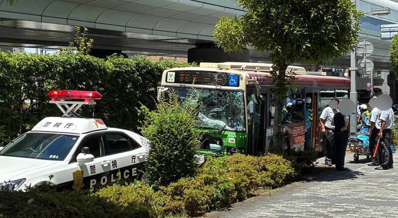 东京公车与拖车相撞 挡风玻璃全碎12人受伤