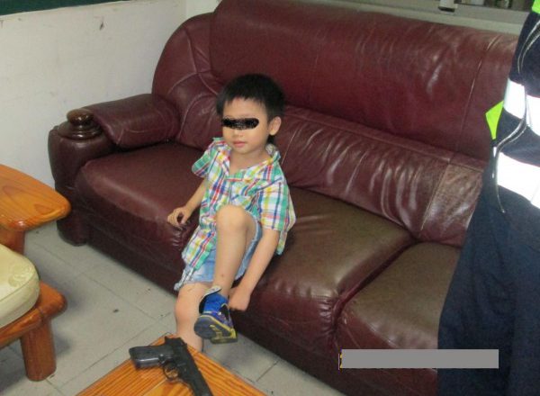 惊﹗5岁男童半夜携枪逛大街