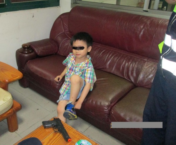 5岁男童半夜携玩具枪逛大街被带回警所安置。（记者许国桢翻摄）