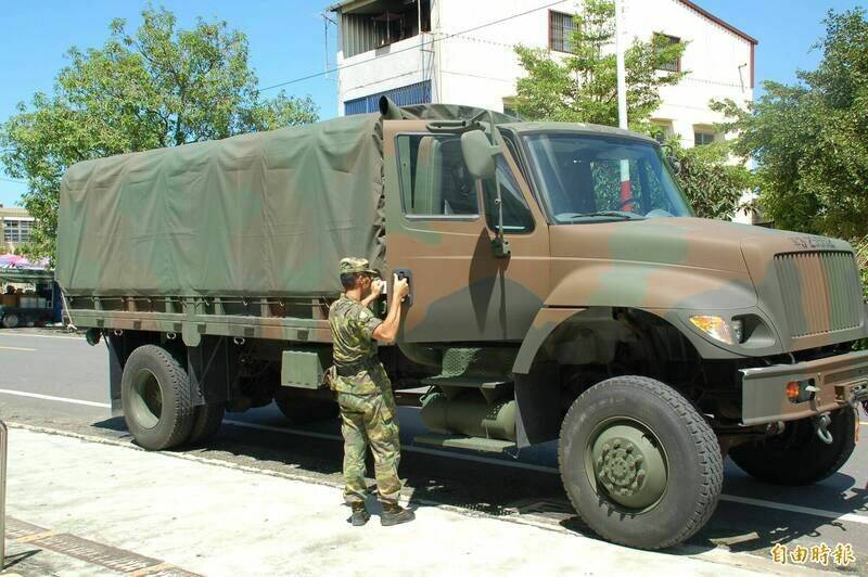 酒驾男与军用中型战术轮车发生擦撞。示意照，非本案肇事车辆。（记者李立法摄）