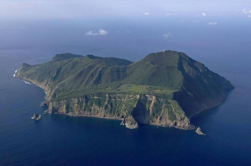日本九州鹿儿岛近期地震不断，自上月21日以来至今上午已发生1758次有感地震，受此影响离岛居民陆续撤离，累计已64人。图为恶石岛。（路透）