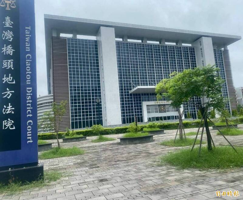 杨男脸书贴「爱心认养切结书」,却被桥头地院依违反个资法判刑。(记者鲍建信摄) 杨男脸书贴「爱心认养切结书」,却被桥头地院依违反个资法判刑。(记者鲍建信摄)