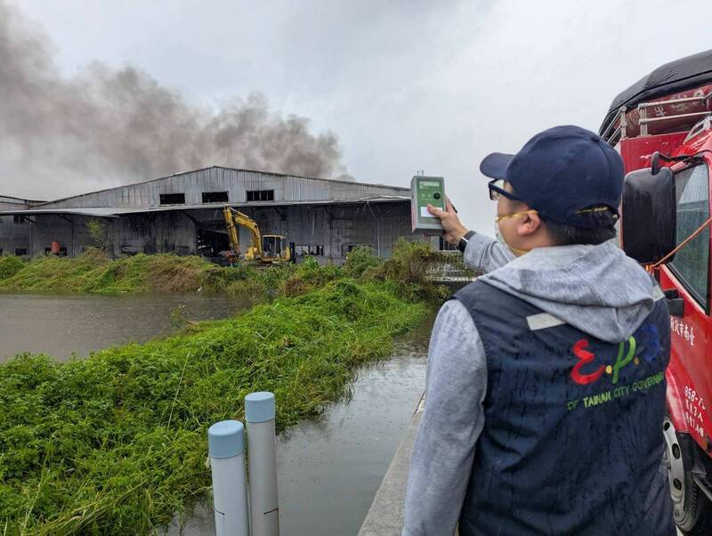 南市环保局赶赴火场现场监控周边空气品质及采样检测。（图由南市环保局提供）