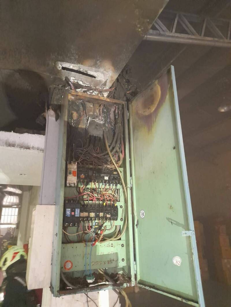 彰化县和美镇东发路今天传出住宅火灾，原来是配电箱起火，所幸老翁第一时间试著用灭火器才灭火。（民众提供）