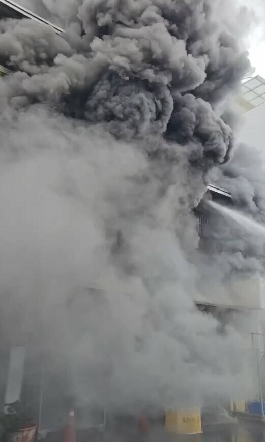滚滚浓烟从铁皮仓库窜升,显得很惊人。(台中市消防局提供) 滚滚浓烟从铁皮仓库窜升,显得很惊人。(台中市消防局提供)