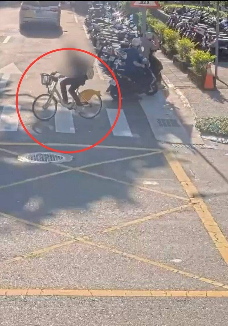 刘姓嫌犯在台北地方法院旁窃得单车后迅速离开。(记者刘庆侯翻摄) 刘姓嫌犯在台北地方法院旁窃得单车后迅速离开。(记者刘庆侯翻摄)